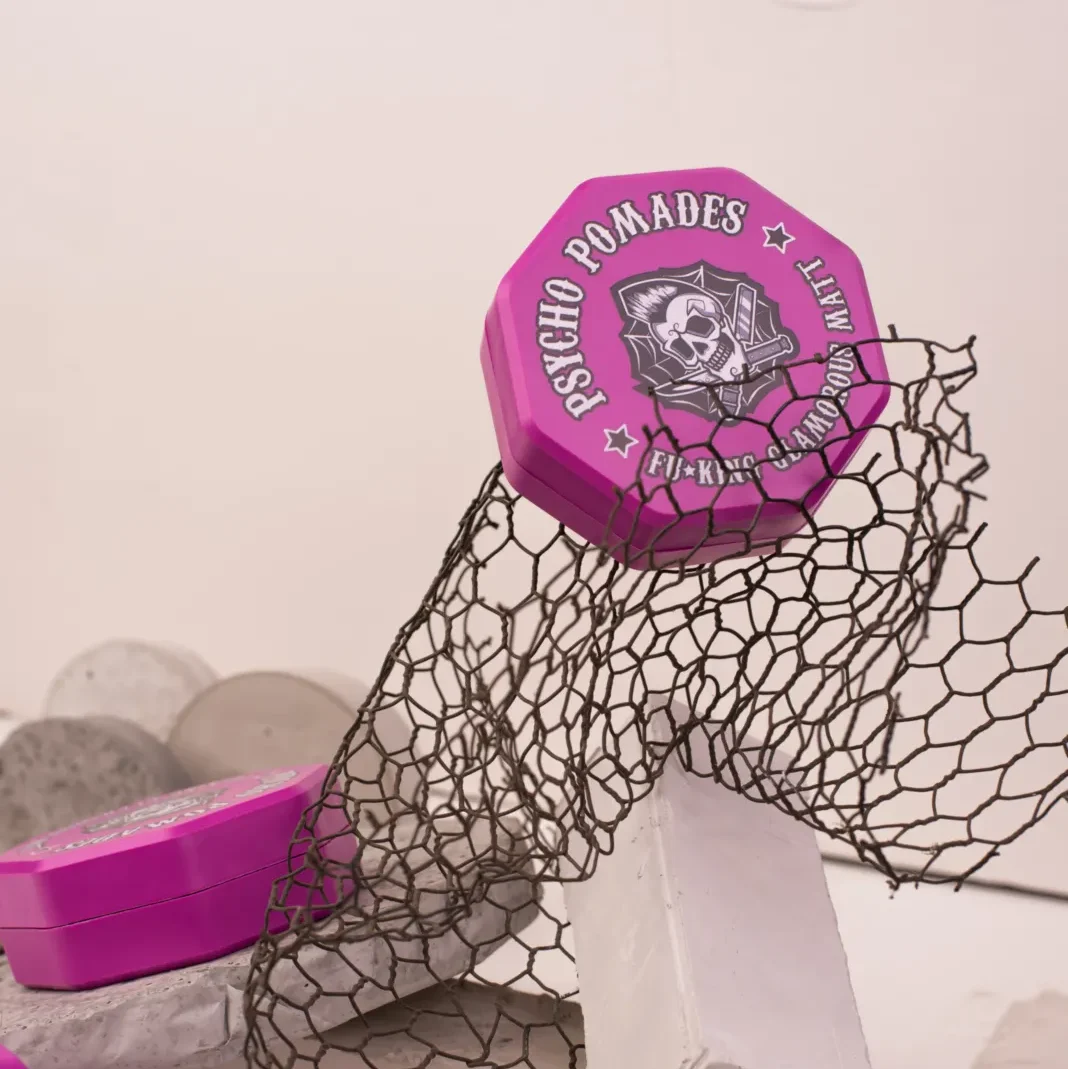 Intensywna pielęgnacja włosów z Pomadą Psycho Barbers: Biomimetyczny jedwab, masło shea, olej ze słodkich migdałów - wszystko, czego potrzebujesz dla zdrowych i lśniących włosów."