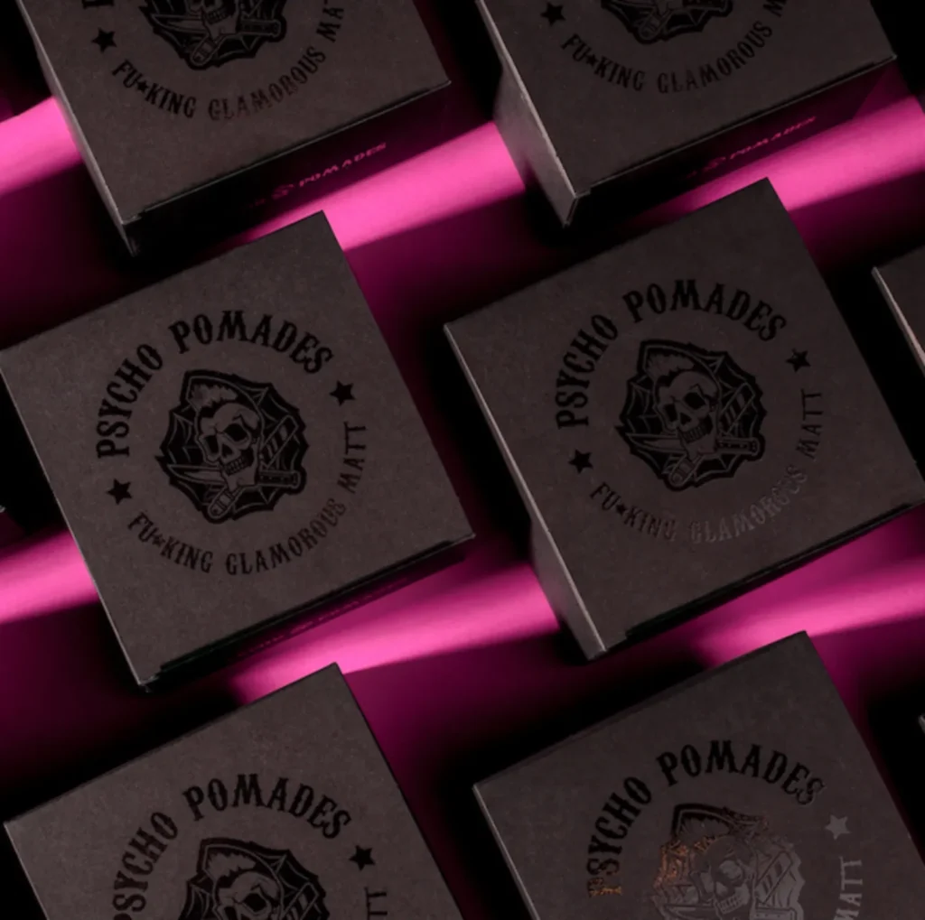 Zanurz się w luksusie z Pomadą Psycho Barbers „Fu*cking Glamorous Matt”. Matowy efekt i regeneracja 