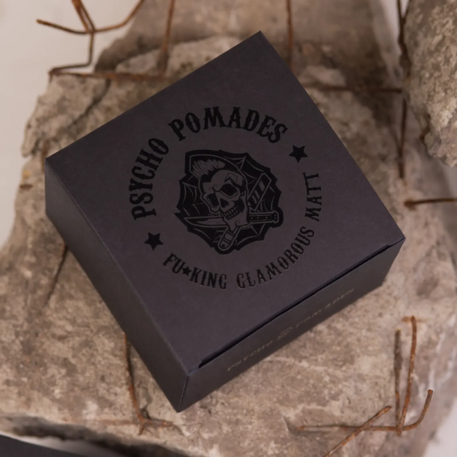 Odkryj moc matu z Pomadą Psycho Barbers! Regeneruje, nawilża, dodaje objętości i ochrony przed smogiem. Fryzura jak nigdy wcześniej!