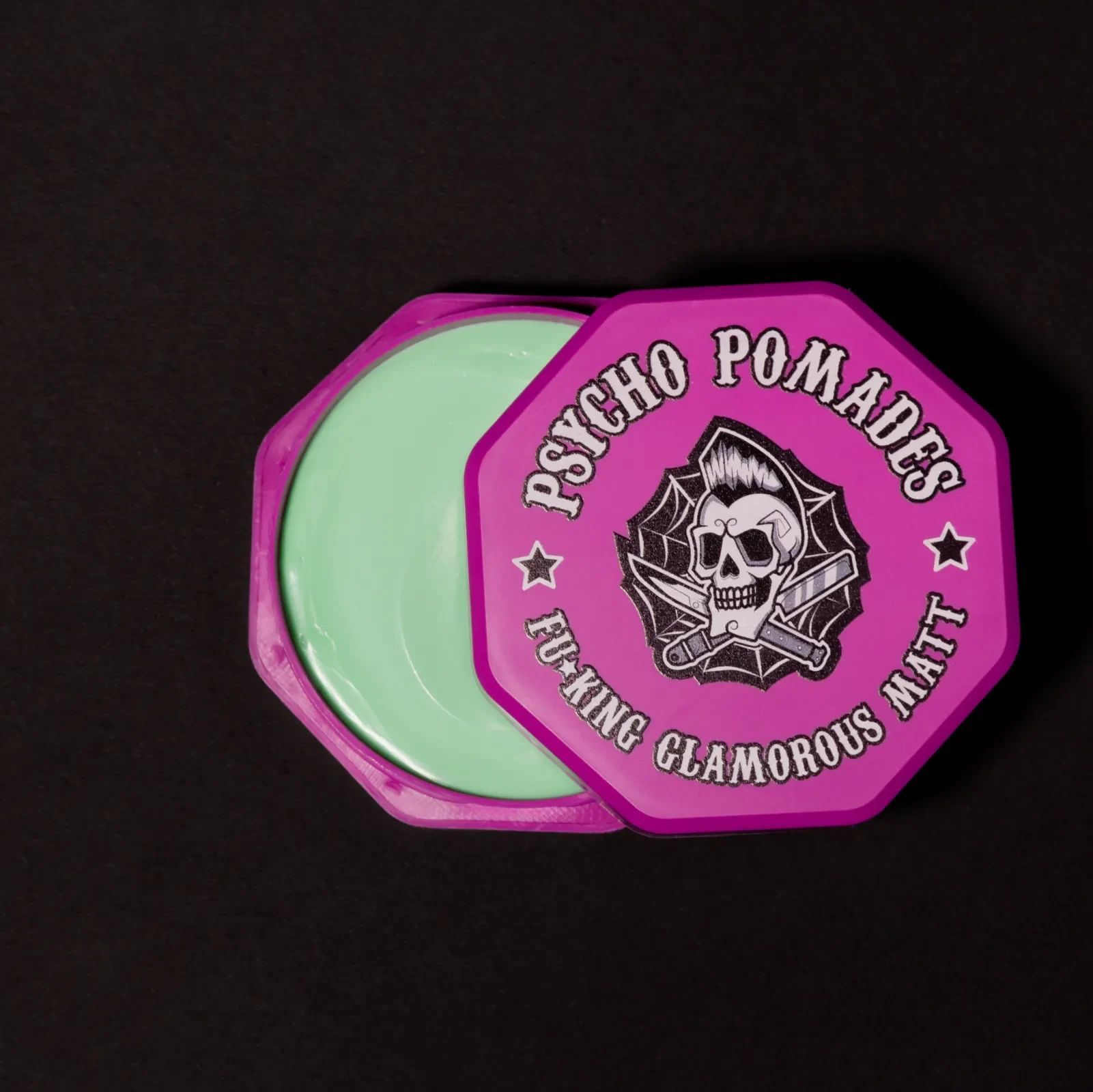 Stylizacja na najwyższym poziomie z Pomadą „Fu*cking Glamorous Matt”. Odżywia, nabłyszcza, chroni. Włosy gotowe na wielkie wyzwania!